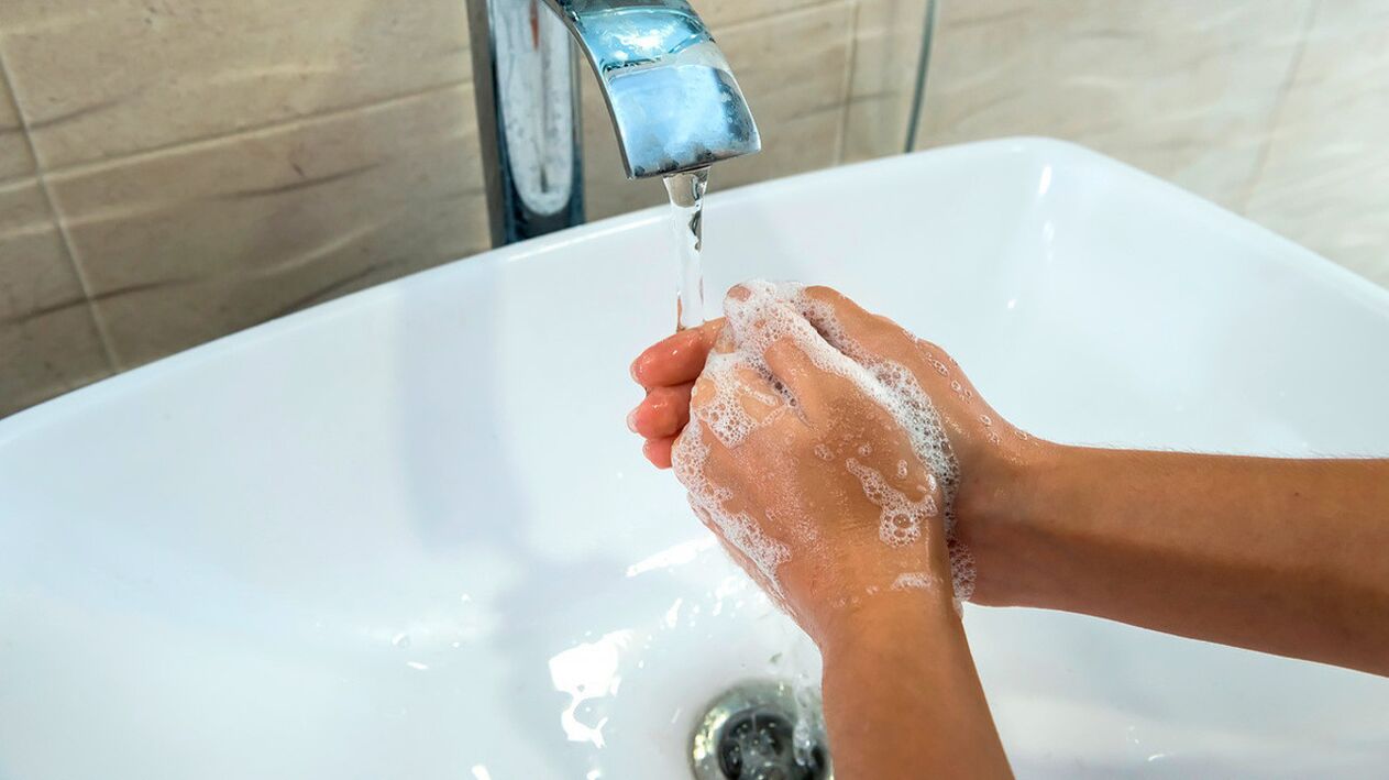 Die einfachste Faustregel zur Vorbeugung von Helminthiasis ist, sich immer die Hände mit Wasser und Seife zu waschen. 